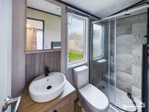 Ensuite- click for photo gallery